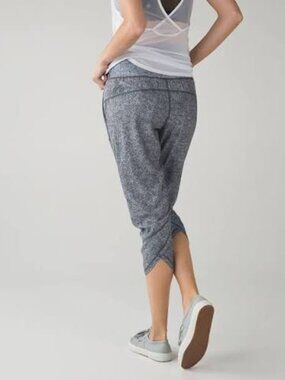 Lululemon Tranquil Crop Pants *Rio Mist White Black – Size 4